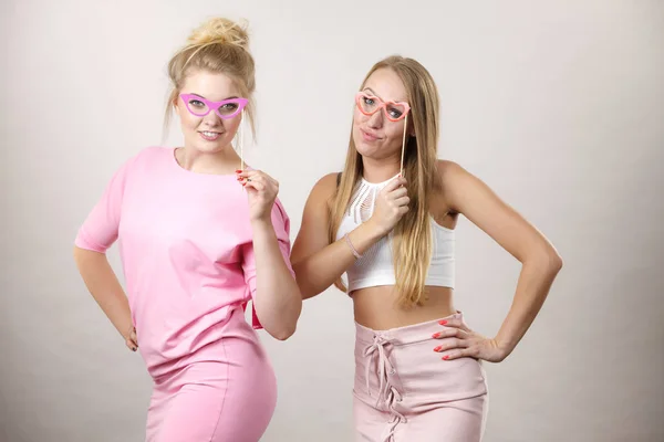 Dos Mujeres Felices Sosteniendo Símbolos Palo Divirtiéndose Fingiendo Usar Anteojos —  Fotos de Stock