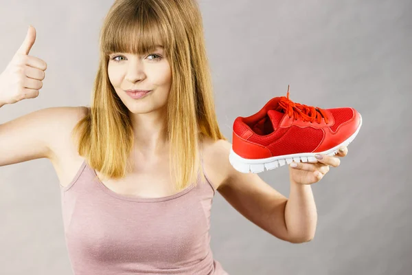 Glücklich Sportlich Lächelnde Frau Präsentiert Sportbekleidung Turnschuhe Rote Schuhe Bequemes — Stockfoto