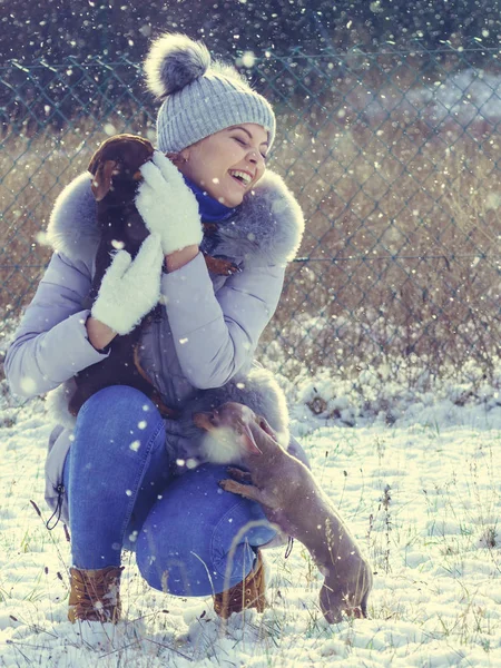Jovem Mulher Divertindo Durante Inverno Feminino Brincando Com Seus Dois — Fotografia de Stock