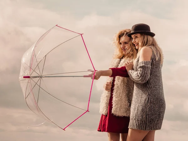 Dos Mujeres Moda Con Trajes Elegantes Que Sostienen Paraguas Transparente — Foto de Stock