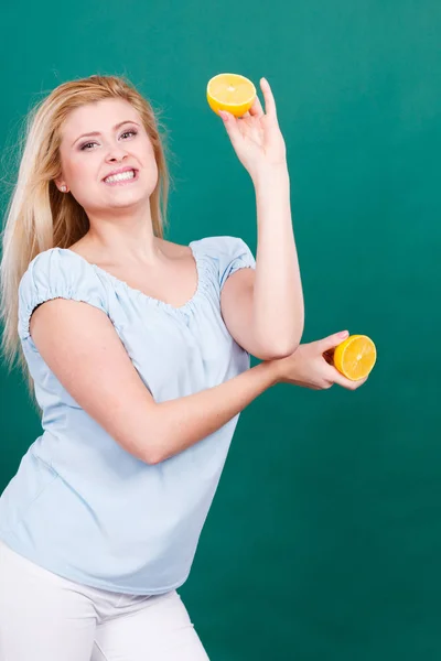 Woman Smiling Teen Girl Holding Two Halfs Yellow Lemon Citrus — Stock Photo, Image