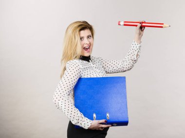 Bağlayıcı ile birçok belge ve kalem tutan kadın. Office, defter tutma nesneleri kavramı, Grey