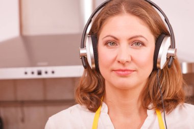 Yemek ve gıda kavramı hazırlanıyor. Mutlu rahat güzellik kadın ev kadını Şef ile akşam yemeği yemek yapma ev mutfak müzik dinlerken kulaklık.