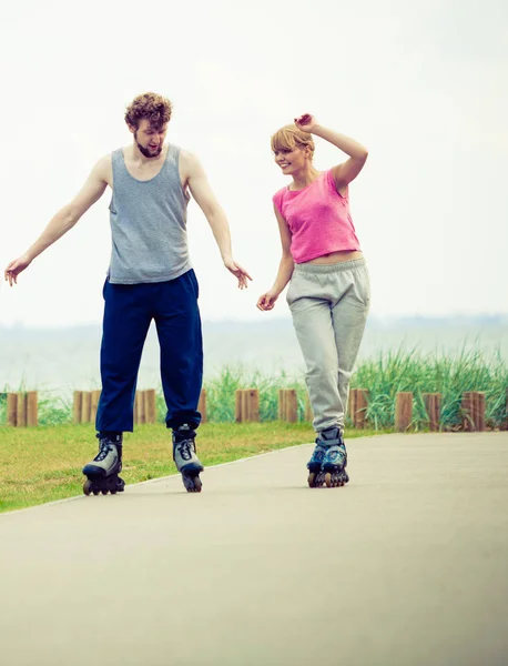 Vida Activa Las Personas Concepto Libertad Pareja Joven Forma Patines — Foto de Stock