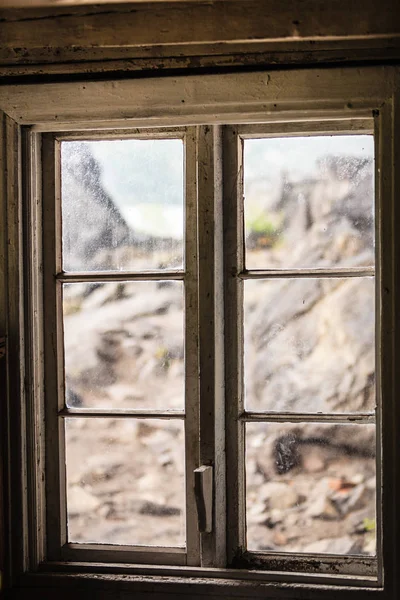 愛嬌とフレッケフィヨール Sokndal 自治体 ノルウェー間の道路に沿って Jossingfjord Helleren 詳細ビューの古い木製窓 — ストック写真
