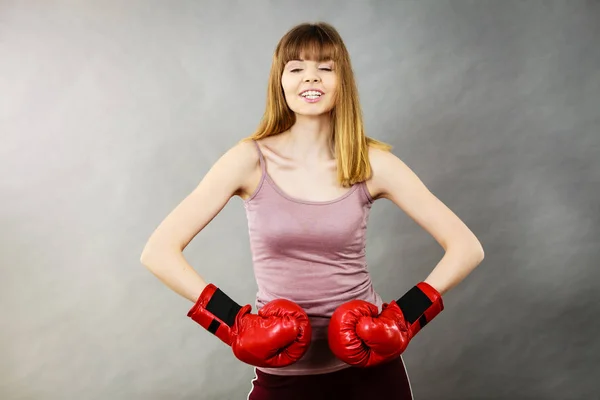 Sportovní Žena Červených Boxerských Rukavicích Bojuje Studio Záběr Šedé Pozadí — Stock fotografie