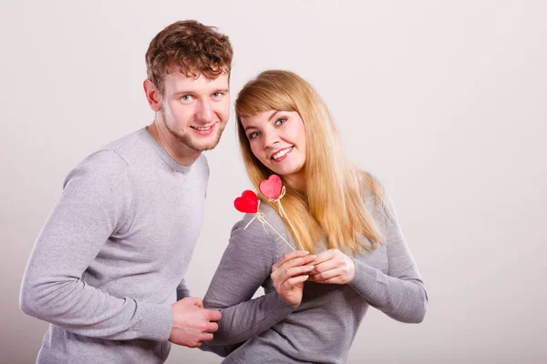 Gemenskap Kärlek Attraktiv Ung Leende Par Med Små Röda Hjärtan — Stockfoto