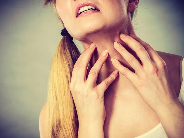 Problemi Salute Malattie Della Pelle Giovane Donna Che Gratta Collo — Foto Stock