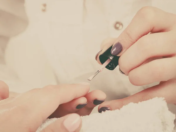 女性客户美容师漆钉的包扎 去美容院修指甲的女人 — 图库照片