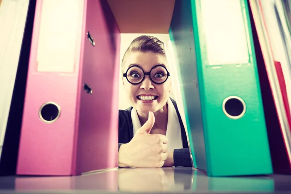 Glück Und Zufriedenheit Durch Arbeit Junge Positive Glückliche Blonde Buchhalterin — Stockfoto