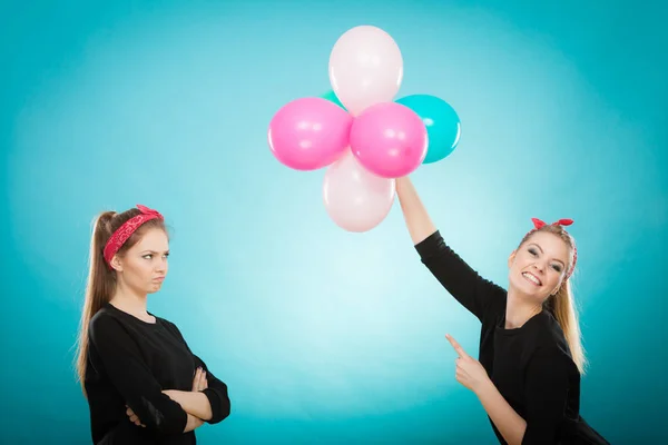 准备生日派对 两个可爱的快乐复古女孩准备庆祝 用五彩缤纷的气球微笑快乐的女人 — 图库照片