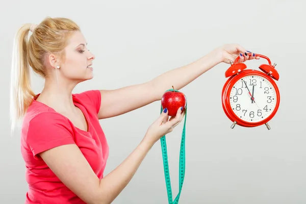健康健康的生活方式 饮食概念为做准备 幸福的运动型女人控股红色旧时钟 苹果和卷尺 — 图库照片