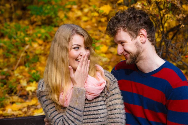 Concepts Autumn Love Togetherness Relationship Young Romantic Couple Sitting Bench — Stock Photo, Image