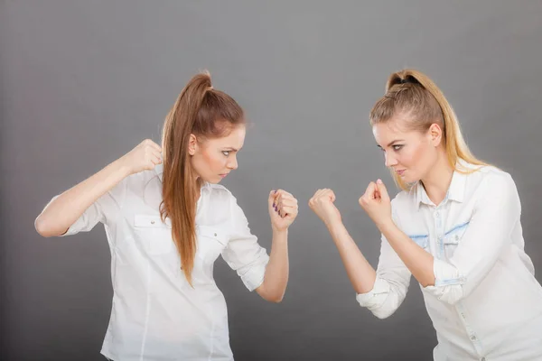 Конфликт Плохие Отношения Трудности Дружбы Две Молодые Женщины Ссорятся Злые — стоковое фото