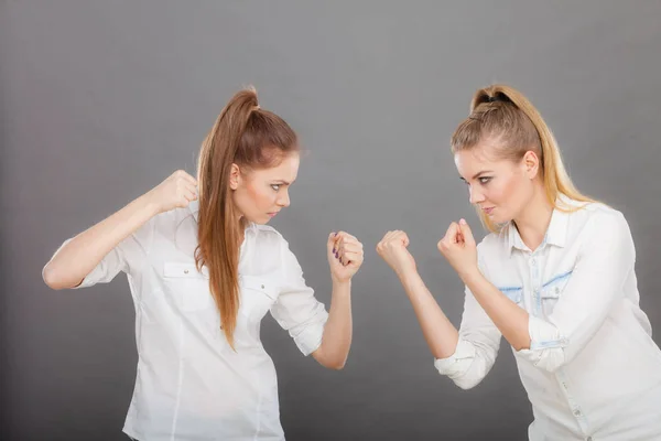 坏关系 友谊困难 两个年轻女人拥有的论点 愤怒愤怒女孩冲对方大喊大叫 — 图库照片