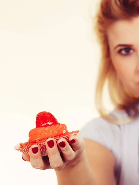 スイーツ ジャンクフード ダイエットコンセプトの砂糖誘惑 甘いおいしいカップケーキを持っている女性 — ストック写真