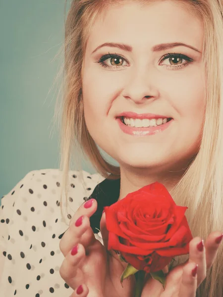 Женщина Красной Розой Прекрасная Блондинка Молодая Женщина Цветочной Студией Снятая — стоковое фото