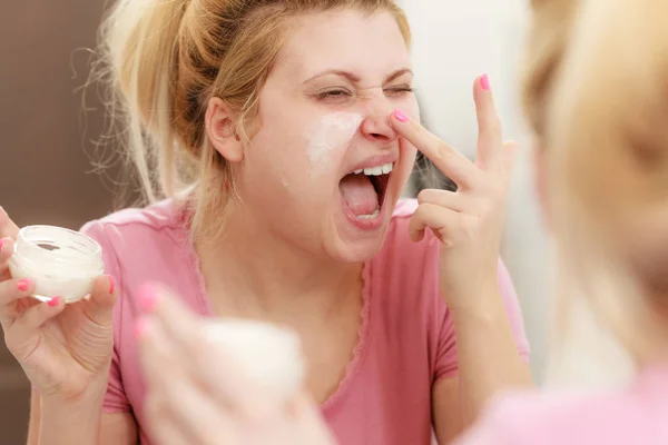 Fuktgivande Hudvård Kosmetika Dermatologi Koncept Kvinna Tillämpning Ansiktskräm Med Hennes — Stockfoto