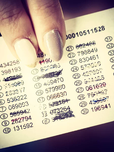 Tarjeta Mujer Con Códigos Para Transferencias Línea Compras Por Internet —  Fotos de Stock