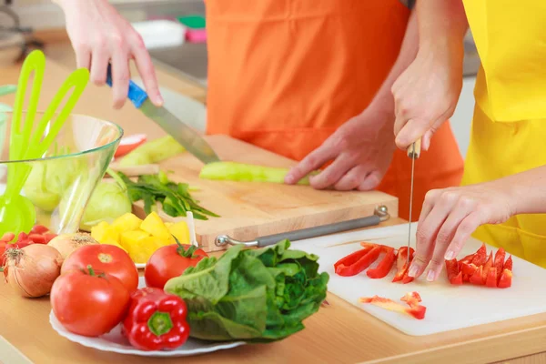 Sağlıklı beslenme, vejetaryen yemek, yemek, diyet ve insanlar kavramı. Kaç evde mutfak içinde taze salata sebze kesme tahtası üzerinde Dilimleme hazırlanıyor