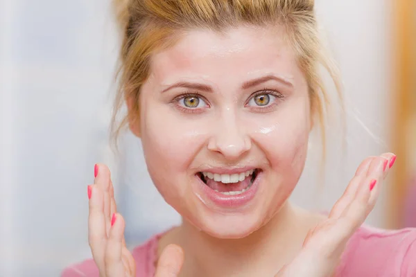 Gezicht Droge Huid Lichaamsverzorging Teint Behandeling Thuis Concept Jonge Vrouw — Stockfoto