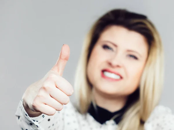 Mujer Rubia Positiva Feliz Mostrando Gesto Pulgar Hacia Arriba Concepto — Foto de Stock