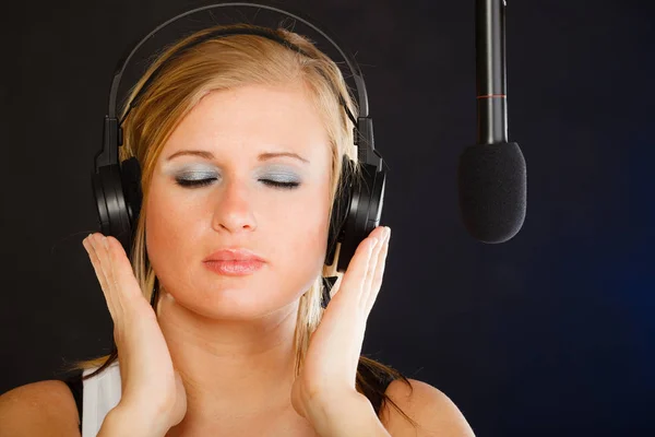 Music Passion Stage Fright Concept Blonde Young Woman Singing Microphone — Stock Photo, Image