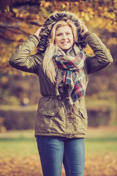 Woman Walking Park Golden Autumn Weather Enjoying Nature Having Fun — Stock Photo, Image