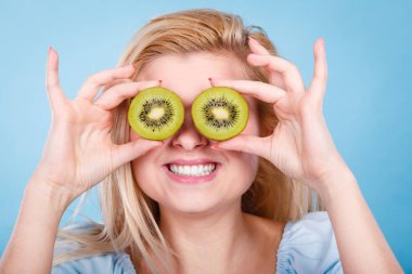 Sağlıklı beslenme, gıda vitamin tam yenileniyor. Bu gibi davranarak tatlı lezzetli yeşil kivi meyve, tutan kadın gözlük olduğunu.