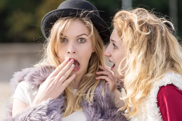 Dos Mujeres Moda Que Usan Trajes Elegantes Durante Clima Cálido — Foto de Stock