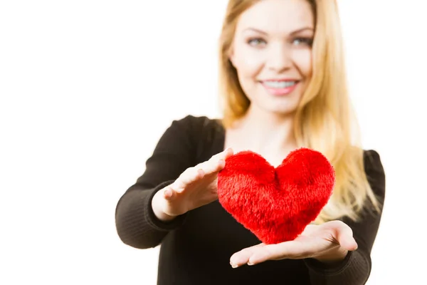 Mujer Romántica Sosteniendo Pequeña Almohada Esponjosa Forma Corazón Rojo Regalo — Foto de Stock