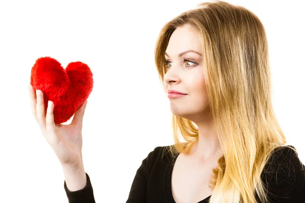 Mujer Romántica Sosteniendo Pequeña Almohada Esponjosa Forma Corazón Rojo Regalo —  Fotos de Stock