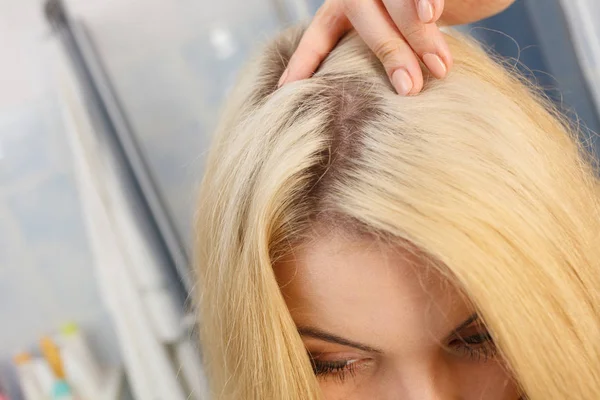 Mujer Mostrando Sus Raíces Regeneración Del Cabello Después Morir Rubia — Foto de Stock