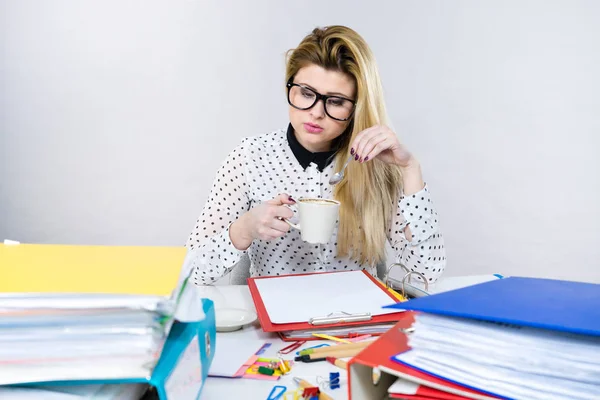 Happy Woman Office Drinking Hot Coffee Tea Enjoying Her Break — Stock Photo, Image