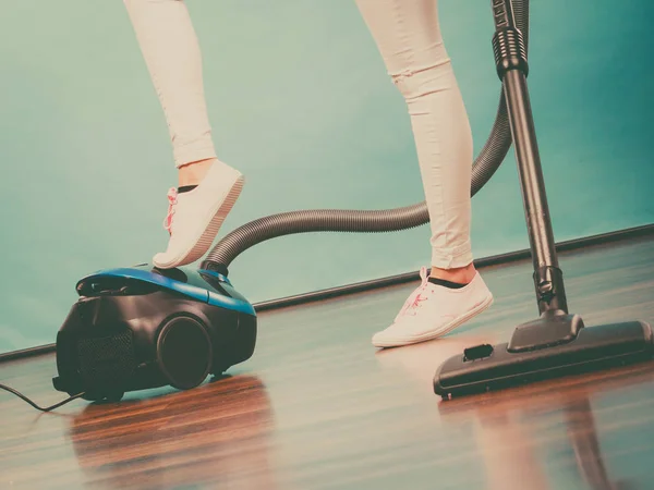 世帯のクリーニングのツールと機器 ハウスキーピング業務コンセプト 女性の脚と掃除機 — ストック写真