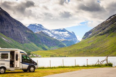 Tatil turizm ve seyahat. Camper van araba Norveç dağlarında