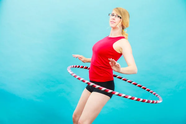 健康的生活方式 年轻的金发美女 呼啦圈 蓝与体育锻炼 — 图库照片