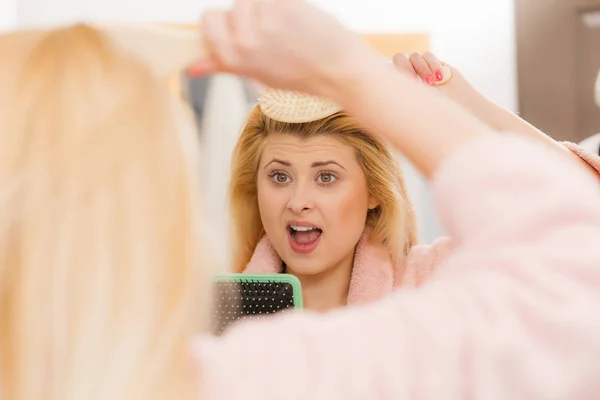Женщина Халате Пытается Расчесать Свою Длинную Блондинку Запутанные Волосы Утренняя — стоковое фото