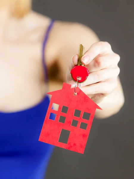 Νεαρή Γυναίκα Κρατά Νέο Κλειδί Σπιτιού Κόκκινο Σχήμα Σπιτιού Έννοια — Φωτογραφία Αρχείου