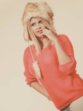 Soğuk günlerde fikirler, moda ve giyim konsept için kıyafet. Tüylü kış şapka giyen çekici gülümseyen sarışın kadın