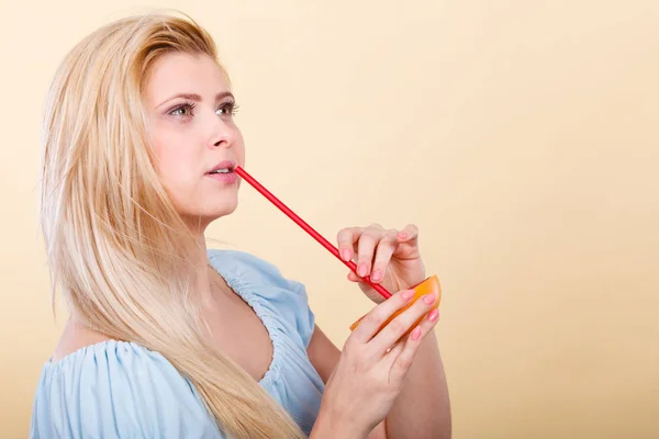 Gesunde Ernährung Erfrischende Nahrung Voller Vitamine Frau Trinkt Saft Aus — Stockfoto