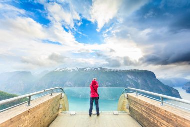 Turizm ve seyahat. Kadın turist doğa fotoğrafçı alarak fotoğraf kamera, Aurland fiyort peyzaj Stegastein gözcü, Norveç Scandinavia üzerinden zevk ile.