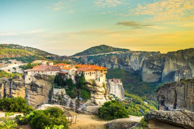 Meteora, Thessaly Yunanistan cliff üzerinde kutsal Varlaam ve Rousanou manastır. Yunan yerler