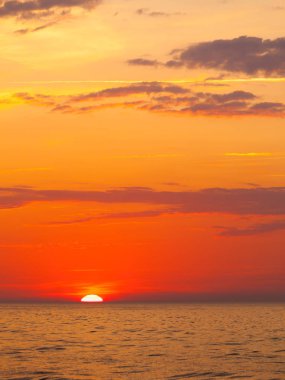 Günbatımı pastoral atış deniz suları, sıcak, turuncu ve kırmızı renkler.