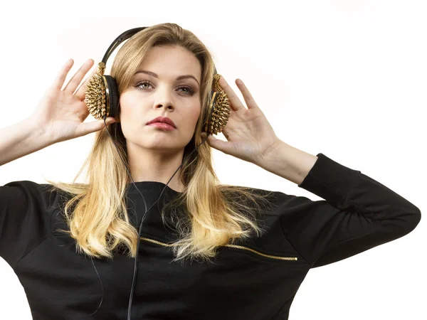 Adolescente Joven Grunge Mujer Vestida Negro Escuchando Música Los Auriculares — Foto de Stock
