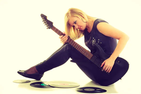 Music Retro Style Young Rock Roll Female Star Holds Playing — Stock Photo, Image