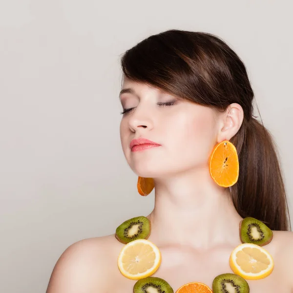 Dieet Meisje Met Ketting Oorbellen Van Verse Citrusvruchten Grijs Vrouw — Stockfoto