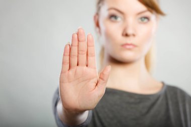 İletişim psikoloji negatif savunma kavramı. İddialı kadın yapma dur jest. Tutun işaret gösteren güçlü sarışın Bayan.