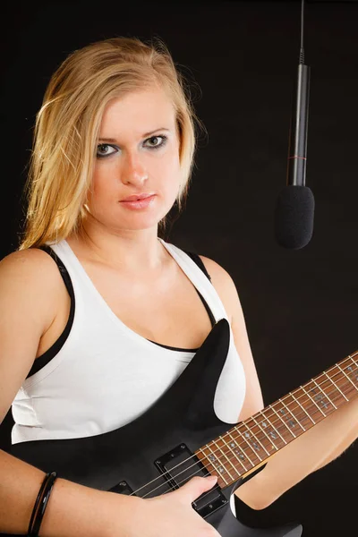 Música Concepto Canto Mujer Musicalmente Talentosa Tocando Guitarra Eléctrica Cantando —  Fotos de Stock