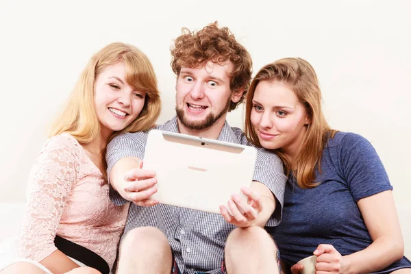 Amigos Navegando Por Internet Tableta Los Jóvenes Hombre Chico Las — Foto de Stock